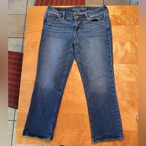 American Eagle Women’s cropped denim jeans. Women’s Size 12. Good used condition